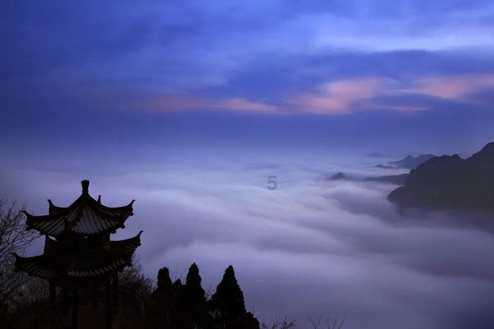 逃离破旧弃城