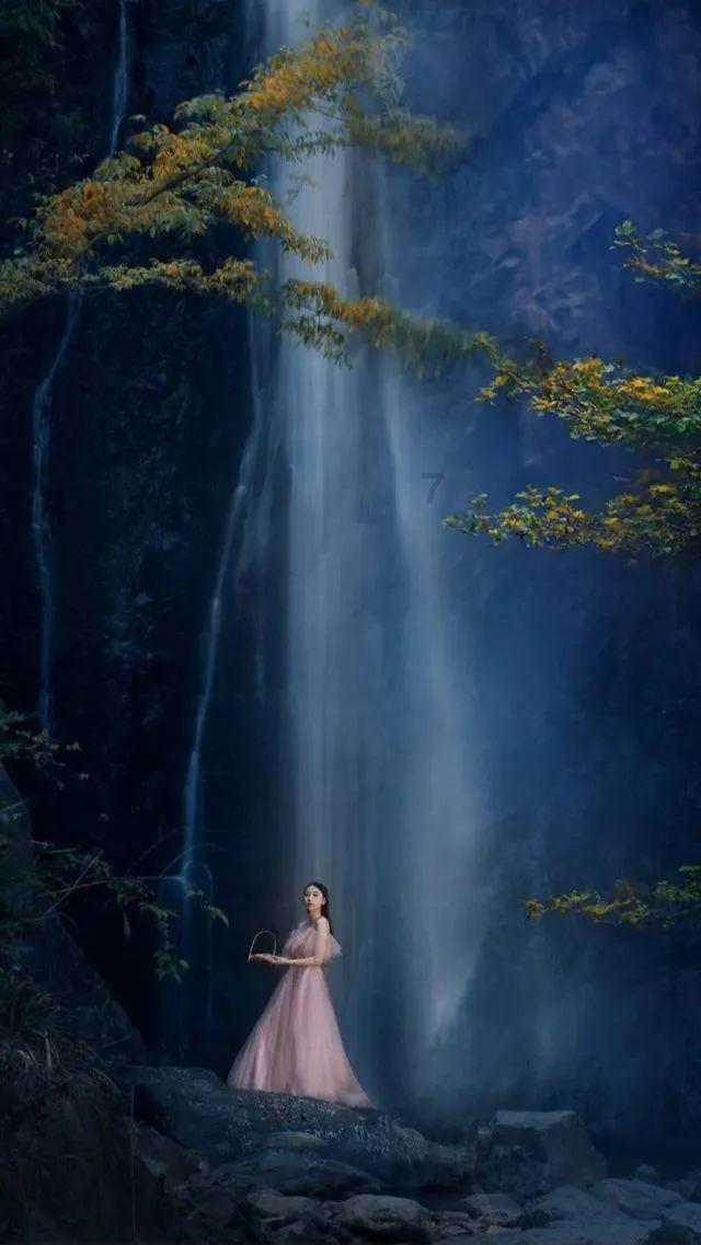 35岁倪妮太豪放！素颜真空穿抹胸秀撩人身材，凹凸有致好性感