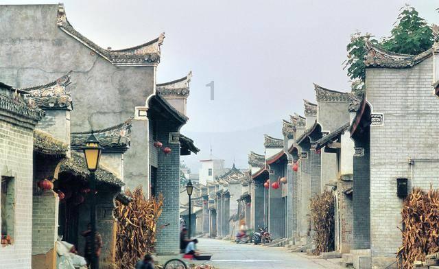 拿破仑王朝政局不稳,普鲁士经济受阻,普法最终触发了战争剧情